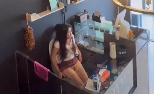 chich-nhau-len-lut-tai-quay-thu-ngan-em-voi-vang-rut-ra-khi-khach-vao